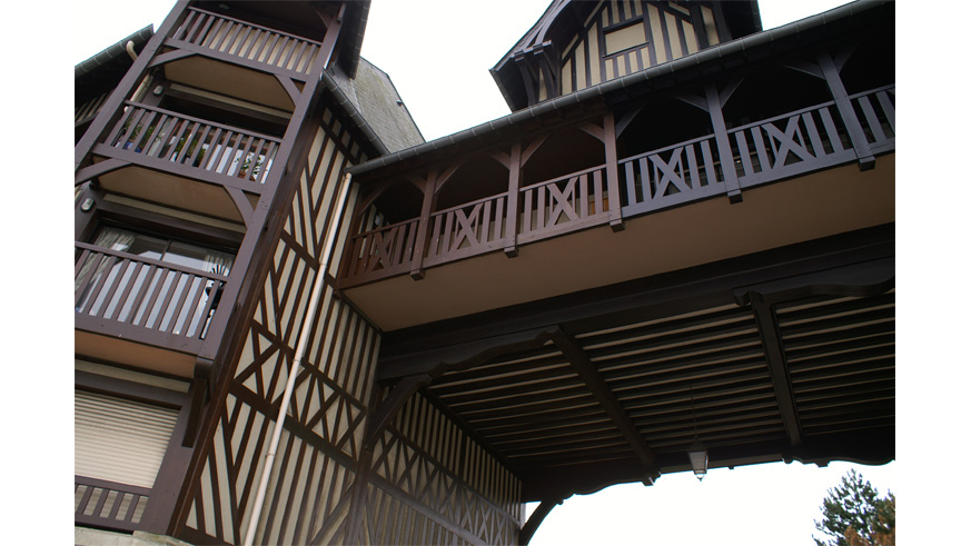 balcon bois menuiserie côte fleurie calvados normandie